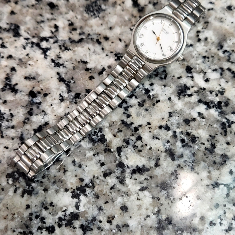 Seiko Womens watch 3y02 0061 Silver 7 in wrist 25mm case fresh battery Pre-owned